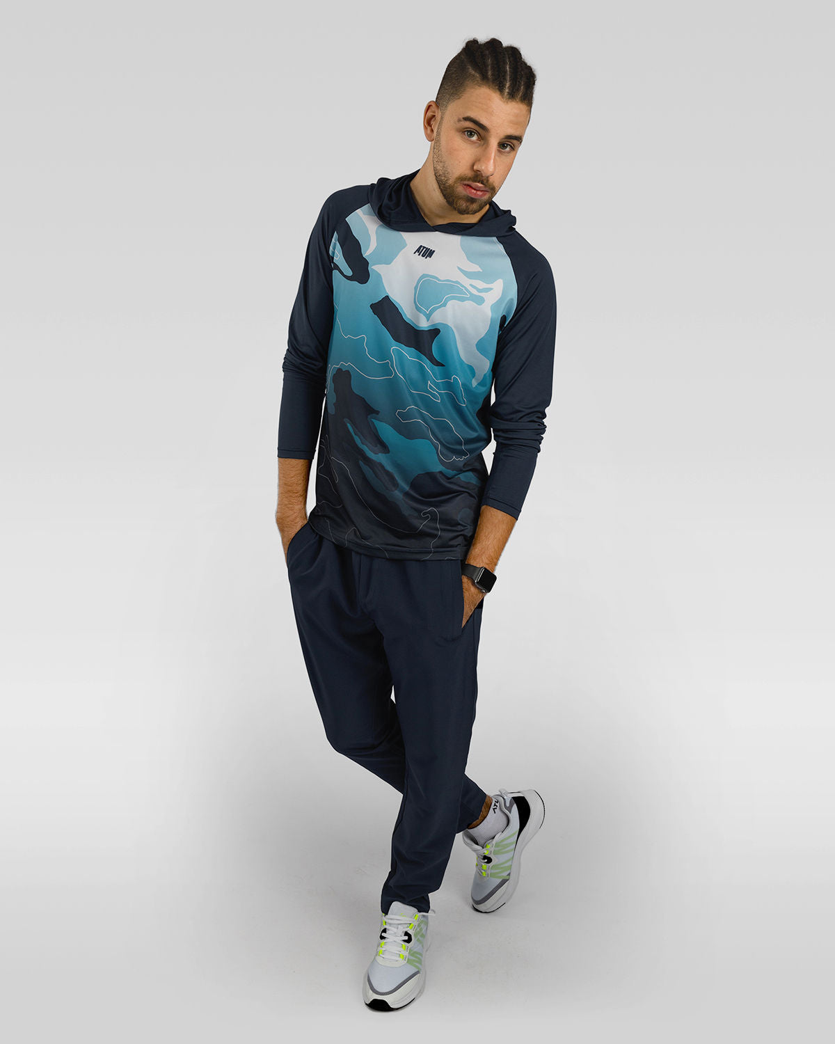 Photo by ð—”ð—§ð—¨ð— SPORTSWEAR ® on December 20, 2022. May be an image of 1 man wear navy training t-shirt, navy sweatpants and white shoes.